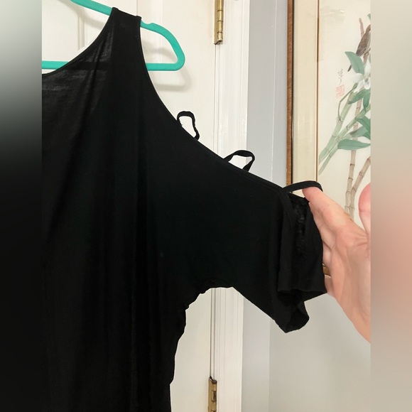 Women’s Black Cold Shoulder Top Size XL. Stretch very attractive unique design - Picture 3 of 16